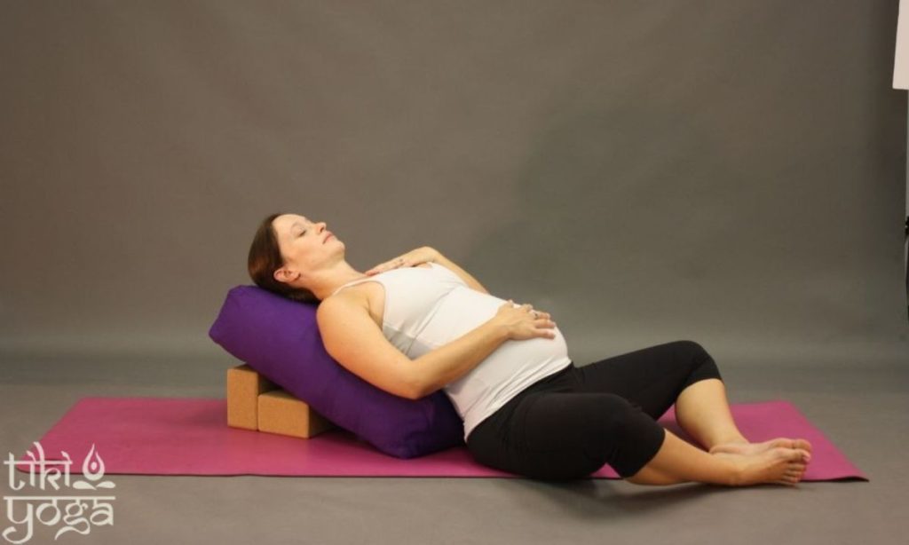 trudnica leži u položaju leptira supta baddha konasana, joga