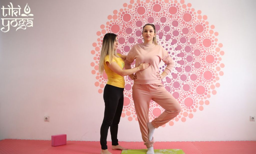 devojka sa instrukrorkom željkom u tiki studiju radi vežbe za trudnice