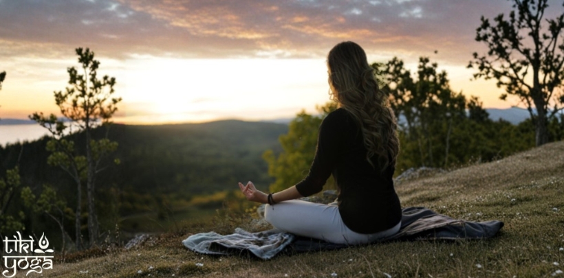 instruktorka joge željka meditira u prirodi