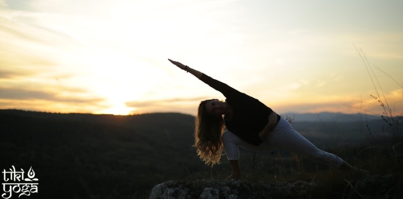 željka instruktorka radi jogu u prirodi