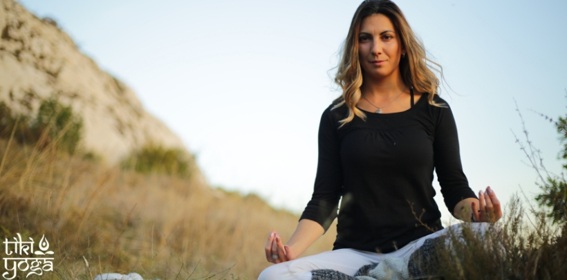 devojka sedi u joga pozi