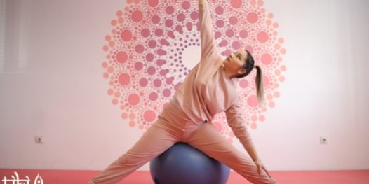 joga i svakodnevni život devojka na lopti izvodi vežbe joge