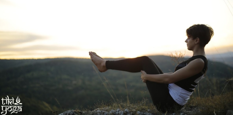 devojka radi jogu u prirodi