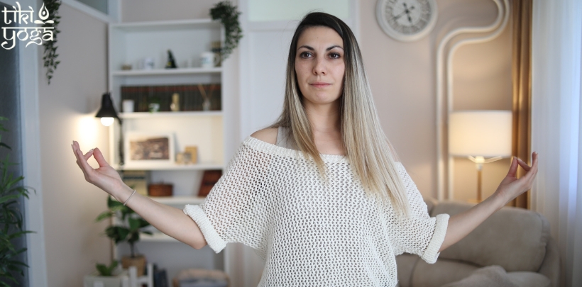 željka instrukturka radi jogu u svojoj sobi